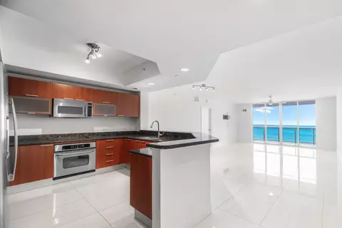 2650 Lake Shore Dr #1005, Riviera Beach, FL 33404