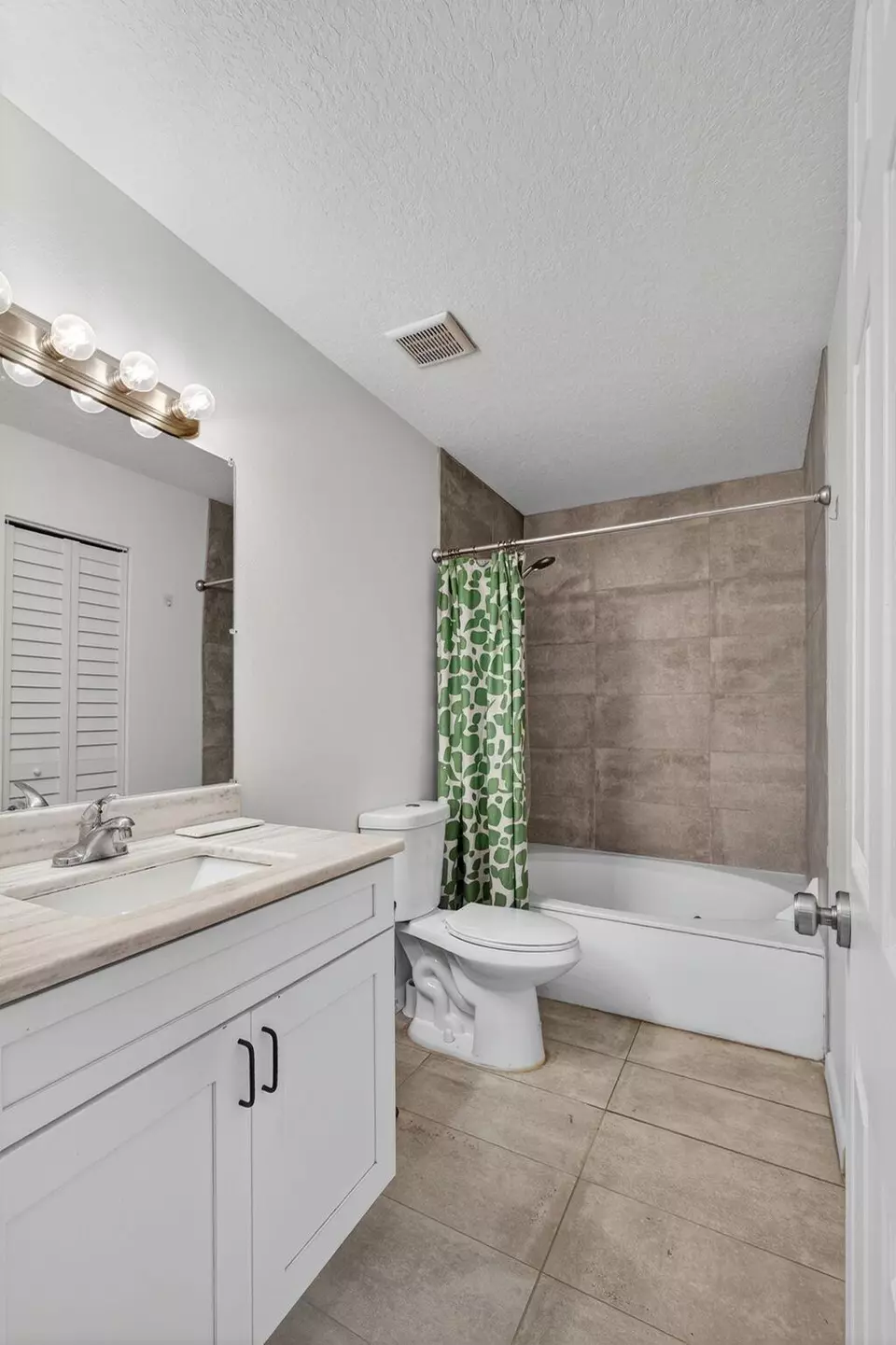 Bath - 2399 Lena Ln, West Palm Beach, FL 33415 photo 3 of 7