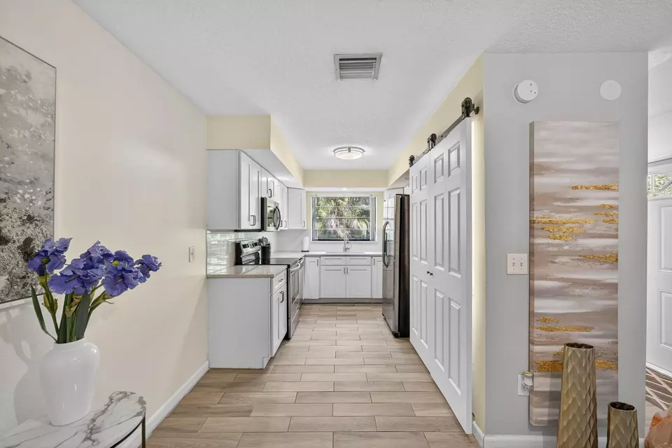 Entry Way - 2399 Lena Ln, West Palm Beach, FL 33415 photo 2 of 4