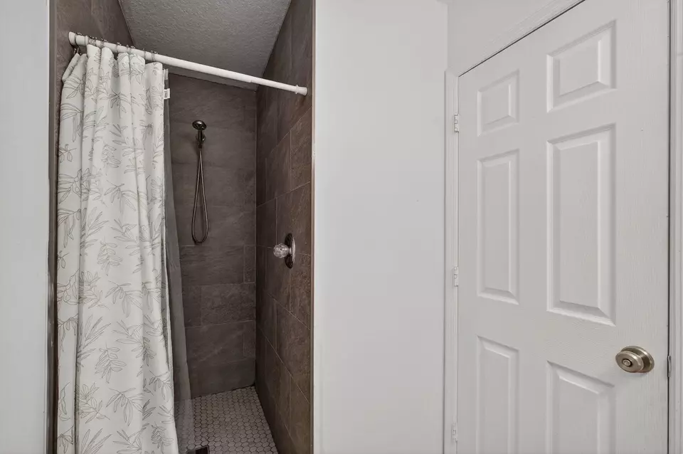 Bath - 2399 Lena Ln, West Palm Beach, FL 33415 photo 5 of 7