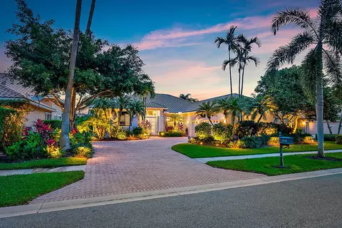 8933 Lakes Blvd, West Palm Beach, FL 33412