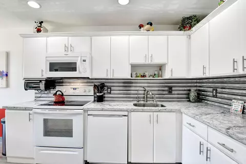 15 Stratford Dr #B, Boynton Beach, FL 33436