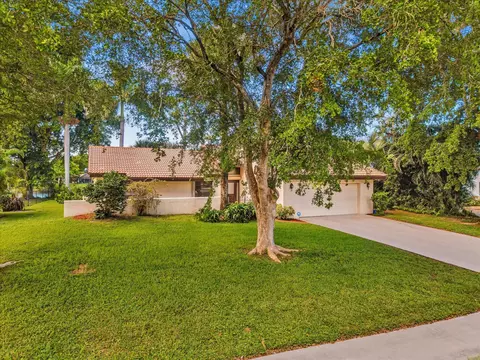 3537 Lakeview Dr, Delray Beach, FL 33445