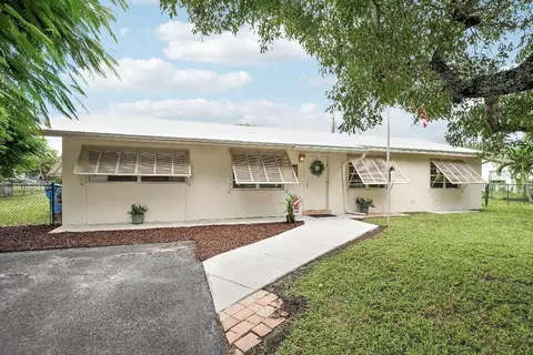 1082 Pineway, Haverhill, FL 33417