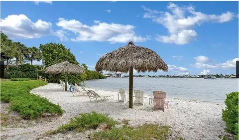 200 Scotia Dr #305, Hypoluxo, FL 33462