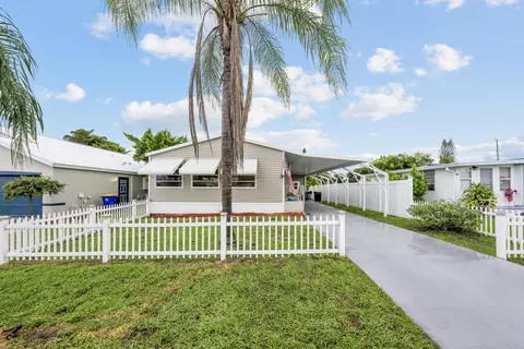 8199 SEagle Ave, Hobe Sound, FL 33455