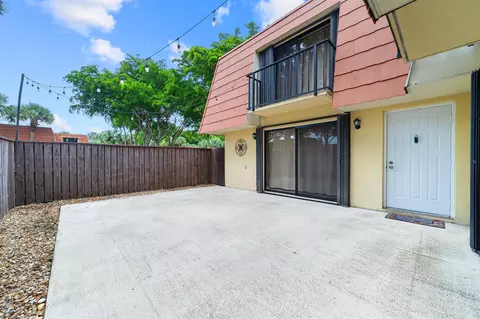 702 Buttonwood Ln, Boynton Beach, FL 33436
