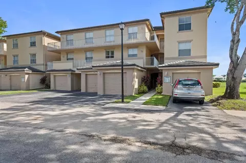 2060 Greenview Shores Blvd #323, Wellington, FL 33414