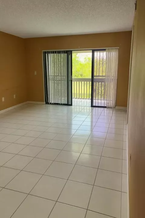 8879 Fontainebleau Blvd #206, Miami, FL 33172