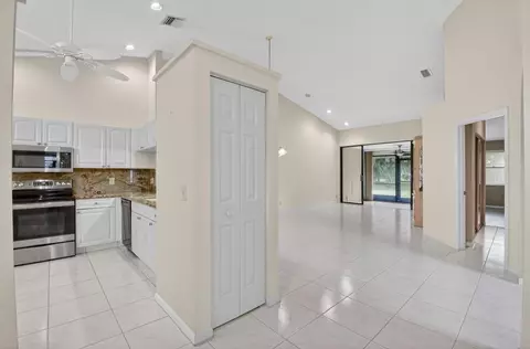 7906 Lexington Clb #B, Delray Beach, FL 33446