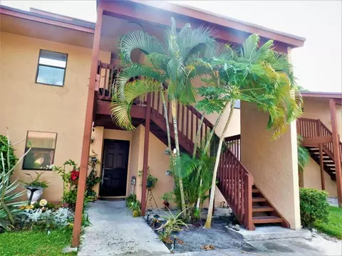 902 Lakeview Cir, Royal Palm Beach, FL 33411