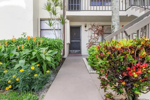 7698 Tahiti Ln #105, Lake Worth, FL 33467