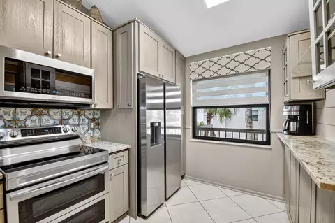 7578 Tahiti Ln #201, Lake Worth, FL 33467