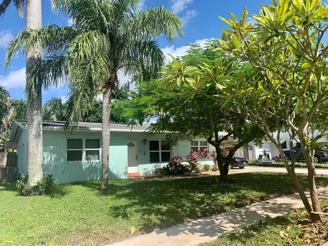 1423 Crest Dr, Lake Worth, FL 33461