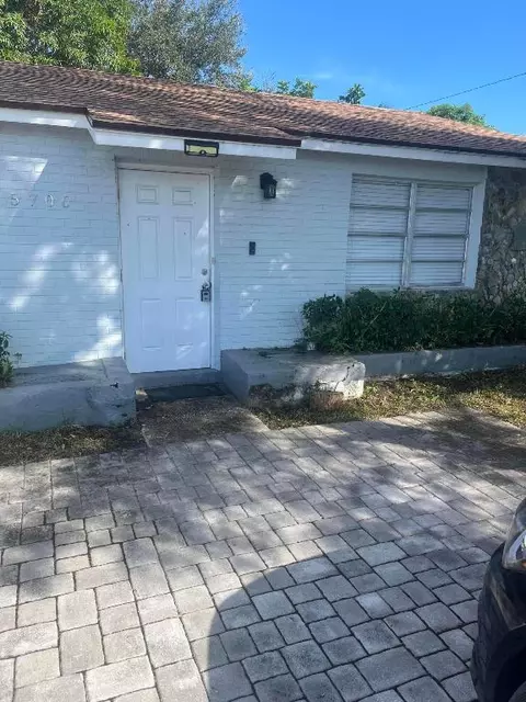 5706 Candlewood Ave, Mangonia Park, FL 33407