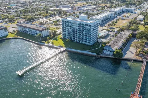 3040 Lake Shore Dr #502, Riviera Beach, FL 33404