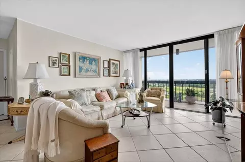 2425 Presidential Way #1502, West Palm Beach, FL 33401