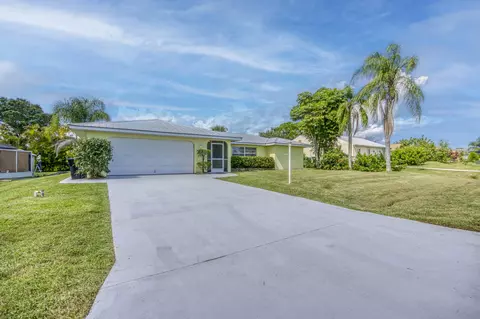 2074 SE Doverbrook St, Port Saint Lucie, FL 34983