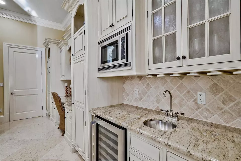 Kitchen - 523 Bald Eagle Dr, Jupiter, FL 33477 photo 3 of 5