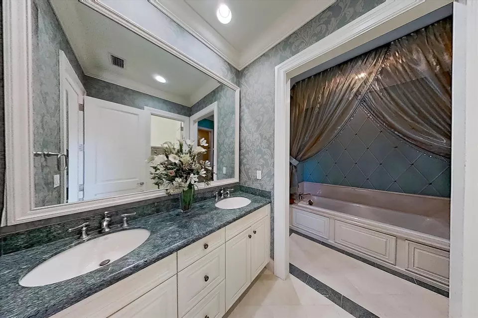 Bath - 523 Bald Eagle Dr, Jupiter, FL 33477 photo 7 of 10