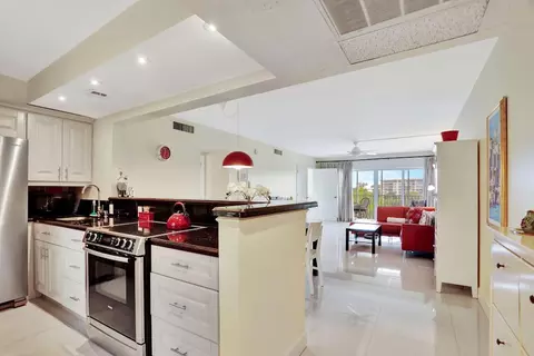 2850 N Palm Aire Dr #605, Pompano Beach, FL 33069