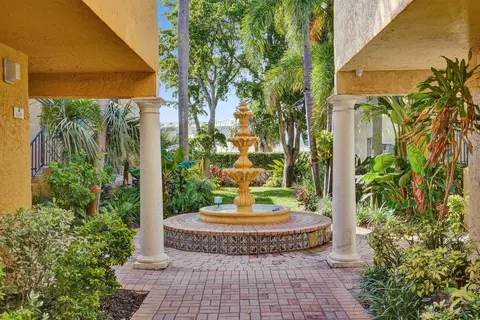 1020 Lake Shore Dr #105, Lake Park, FL 33403