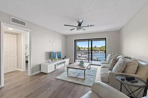 309 Lake Cir #201, North Palm Beach, FL 33408