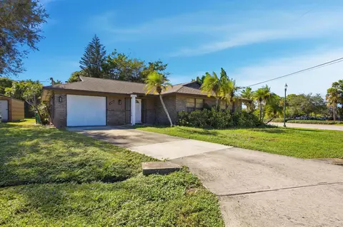 1102 SE Petunia Ave, Port Saint Lucie, FL 34952