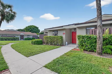 211 Meadows Dr, Boynton Beach, FL 33436