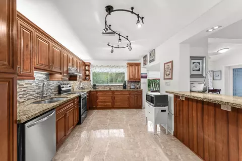 6989 Quince Ln, Lake Worth, FL 33467