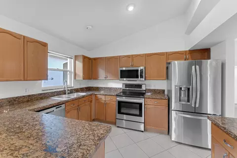 2705 Pointe Cir, Greenacres, FL 33413