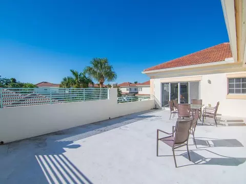 520 7th Sq #201, Vero Beach, FL 32962