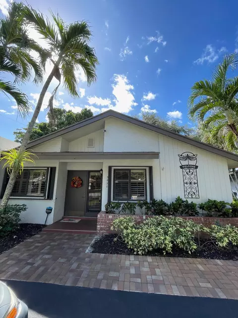 3850 S Arelia Dr S, Delray Beach, FL 33445