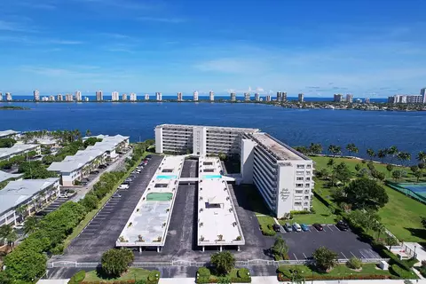 801 Lake Shr #102, Lake Park, FL 33403