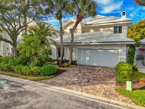 221 Canterbury Dr W, Palm Beach Gardens, FL 33418