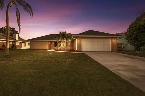 844 SE Celtic Ave, Port Saint Lucie, FL 34983