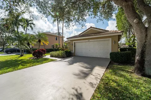 6243 Sand Hills Cir, Lake Worth, FL 33463