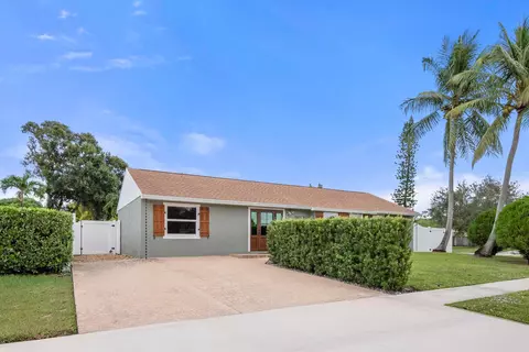10067 Yeoman Ln, Royal Palm Beach, FL 33411