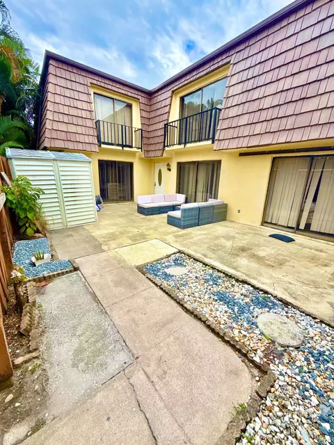 711 Springdale Cir, Palm Springs, FL 33461