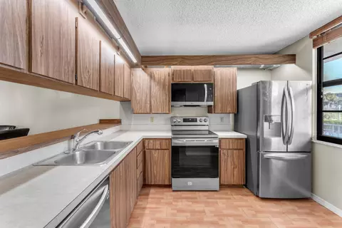 3540 Whitehall Dr #203, West Palm Beach, FL 33401