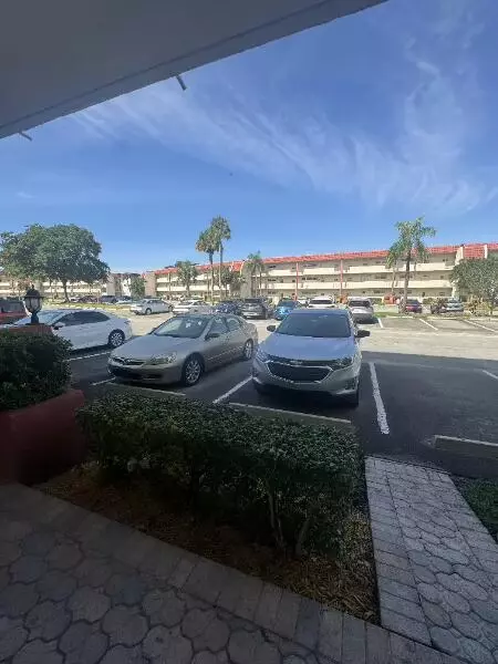 9420 S Hollybrook Lk #105, Pembroke Pines, FL 33025