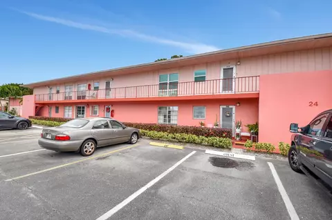 24 Golfs Edge F, West Palm Beach, FL 33417