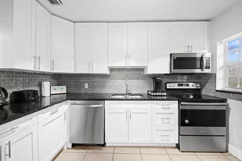 1213 NW 7th Ave, Fort Lauderdale, FL 33311