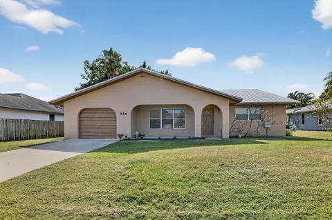 956 SE Brookedge Ave, Port Saint Lucie, FL 34983