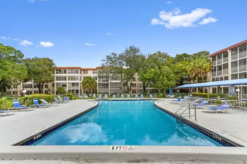 2650 NW 49th Ave #422, Lauderdale Lakes, FL 33313