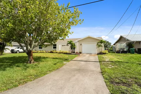 372 SE Oakridge Dr, Port Saint Lucie, FL 34984