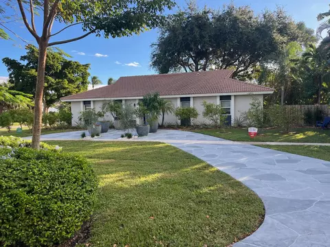 7598 W Country Club Blvd, Boca Raton, FL 33487