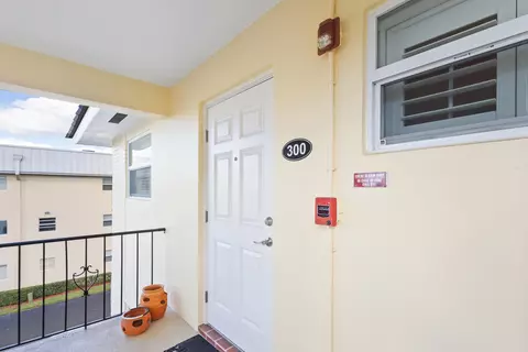 14 Colonial Club Dr #300, Boynton Beach, FL 33435