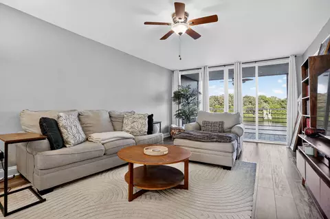 9450 Poinciana #203, Davie, FL 33324