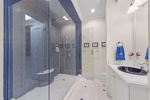Bath - 6968 SE Harbor Cir, Stuart, FL 34996 photo 2 of 4